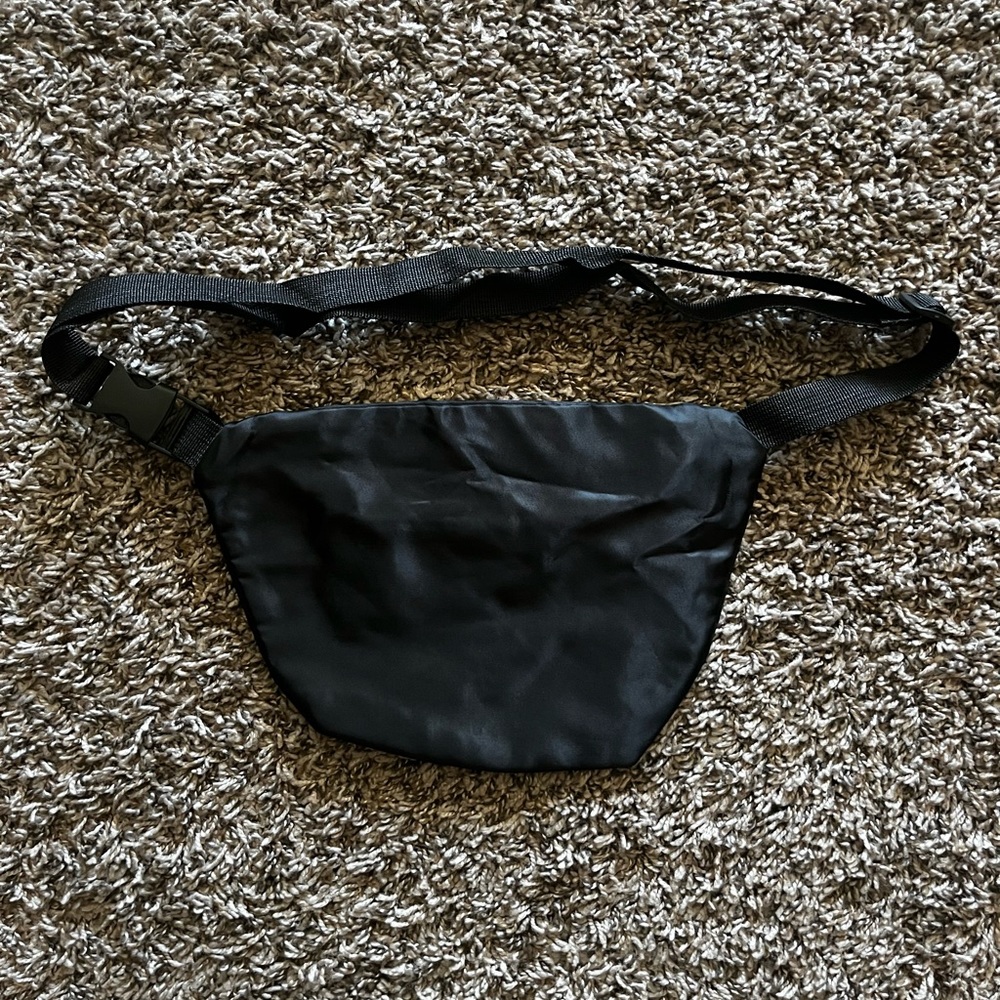 Simple Black Fannypack for Everyday or Festivals - Picture 2 of 3